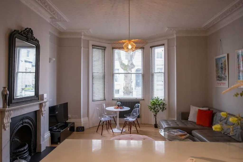 Elegant Brighton Retreat With Private Parking & Garden Appartement
