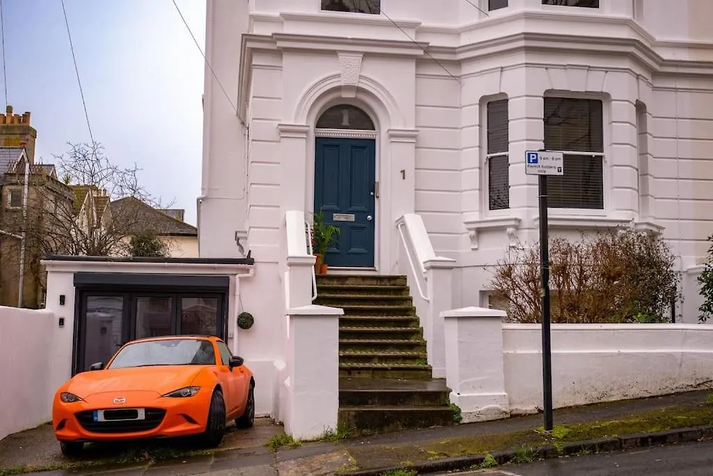 Elegant Brighton Retreat With Private Parking & Garden Appartement