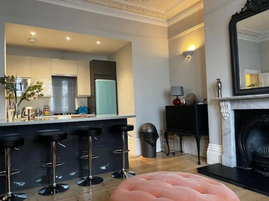 Elegant Brighton Retreat With Private Parking & Garden Appartement
