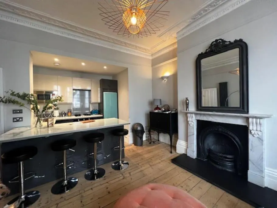 Elegant Brighton Retreat With Private Parking & Garden Appartement