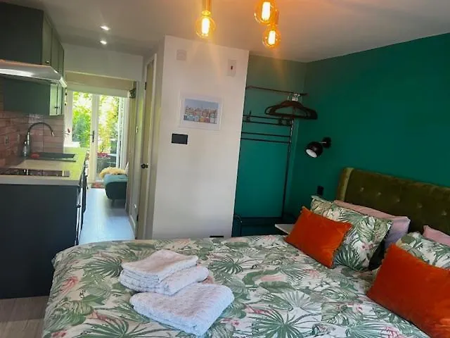 Elegant Brighton Retreat With Private Parking & Garden Apartment