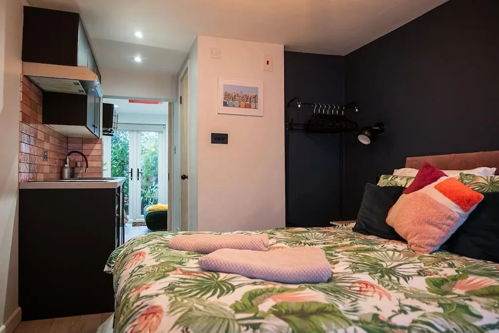 Elegant Brighton Retreat With Private Parking & Garden Apartment