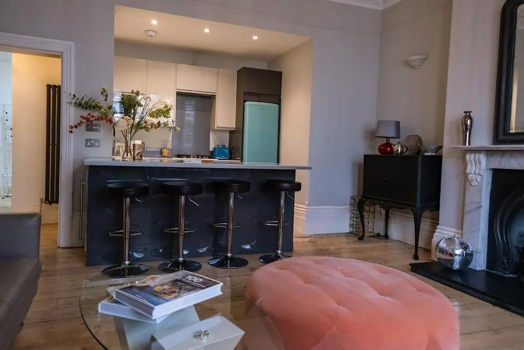 Elegant Brighton Retreat With Private Parking & Garden Apartment 0*,