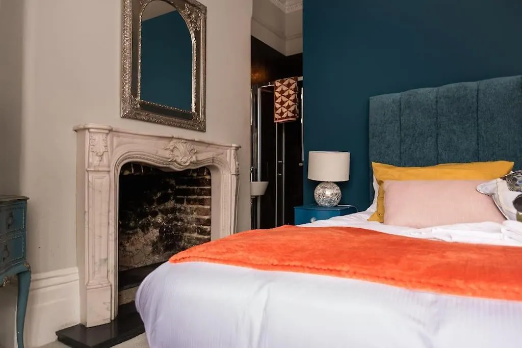 Elegant Brighton Retreat With Private Parking & Garden Apartment