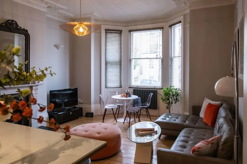 Elegant Brighton Retreat With Private Parking & Garden Apartment