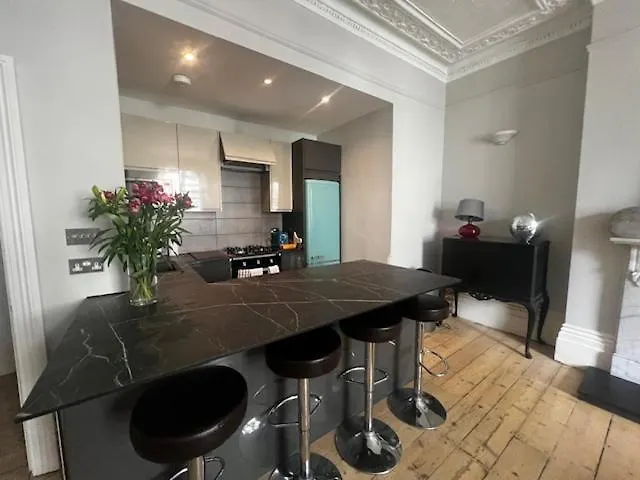 Elegant Brighton Retreat With Private Parking & Garden Apartment