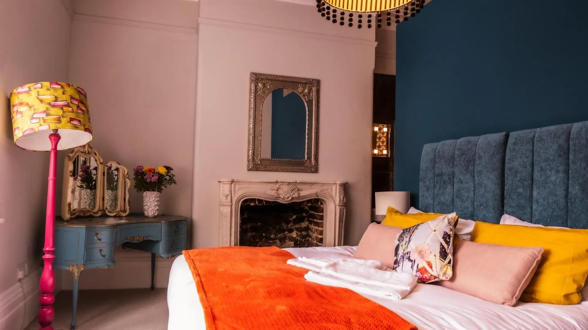 Elegant Brighton Retreat With Private Parking & Garden Apartment